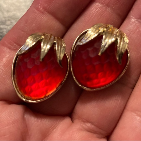 Sarah Coventry Frosted Glass “Festival Strawberry” Set - Picture 4 of 5